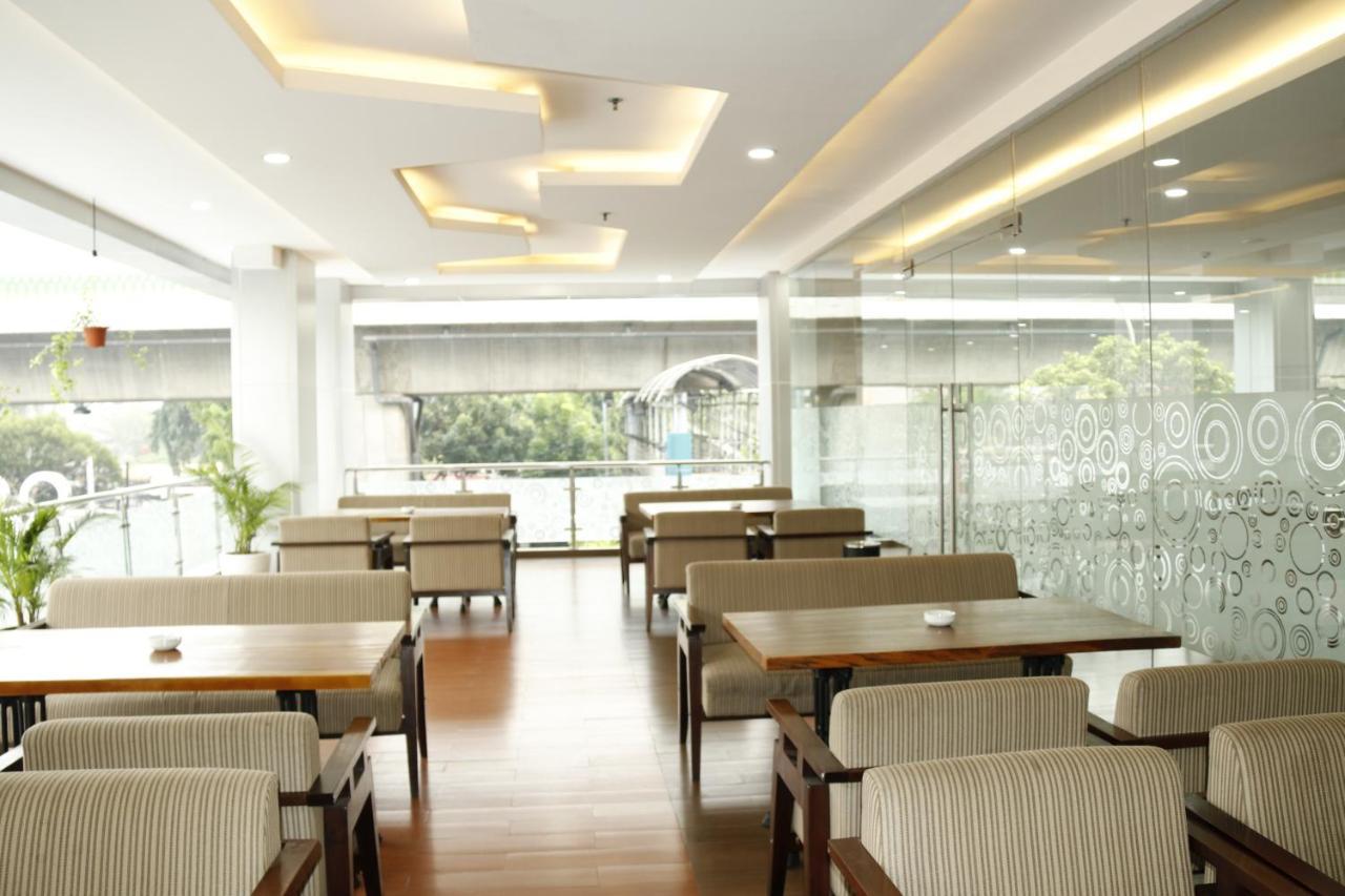 Terraz Tree Hotel Jakarta Exterior foto